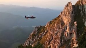 بالفيديو .. عملية إنقاذ لا تصدق لامرأة من على سفح جبل في رومانيا