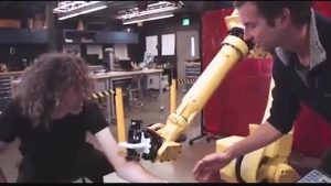 بالفيديو .. ابتكار أول روبوت صناعي للوشم على جسد الإنسان