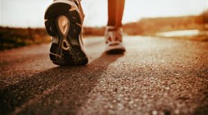 دراسة :  المشي يقلل خطر الإصابة بأمراض القلب إلى النصف