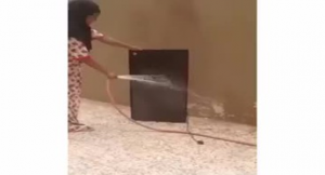 بالفيديو .. خادمة ” تتفانى ” في عملها بغسل التلفزيون بخرطوم مياه !