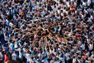 الهند : مئات يتحدون قراراً قضائياً للحد من ارتفاع ” أهرامات ” بشرية خلال احتفالات هندوسية