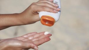هل تقي مستحضرات الوقاية من الشمس من سرطان الجلد ؟