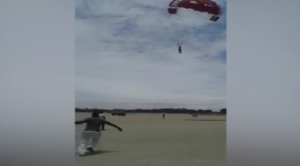 بالفيديو .. لحظة مقتل مظلي هندي سقط من ارتفاع 196 قدم