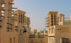 بالفيديو .. مغامر بريطاني يقوم بالقفز فوق الأسطح الشاهقة بمدينة دبي