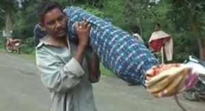 هندي يحمل جثة زوجته مسافة 12 كم !