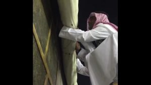 السعودية : رفع ستارة الكعبة المشرفة استعداداً لموسم حج هذا العام ( فيديو )