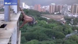 بالفيديو .. مغامر فنزويلي يمارس التمارين الرياضية على حافة ناطحة سحاب