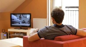 دراسة :  5 ساعات من التلفزيون يومياً تخفف خصوبة الرجل إلى الثلث