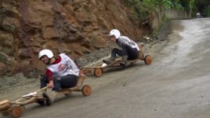 بالفيديو .. عربات خشبية بأسماء مضحكة في سباق ” فورميلا لاز ” بتركيا