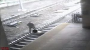 بالفيديو .. شرطي أمريكي ينقذ رجلاً سقط على سكة قطار في آخر لحظة