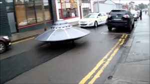 بالفيديو .. الشرطة تطارد ” طبقاً طائراً ” في شوارع إيرلندا !