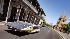 ابتكار سيارة سباق بريطانية تعمل بالطاقة الشمسية