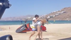 بالفيديو .. المغنية الأمريكية ليندساي لوهان تتشاجر مع خطيبها على الشاطئ