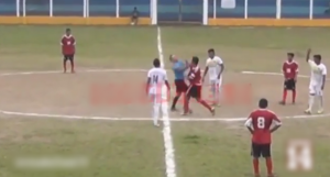 غواتيمالا : لاعب يهاجم حكماً أشهر له البطاقة الحمراء بشراسة ( فيديو )
