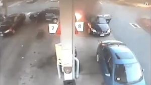 بالفيديو .. أمريكية تنقذ طفليها قبل لحظات من انفجار محطة وقود