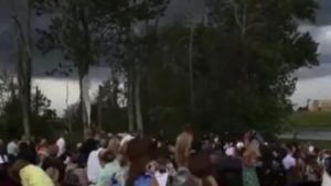 بالفيديو .. سقوط شجرة بالقرب من عروسين أثناء حفل زفافهما