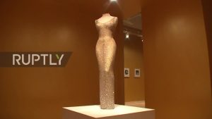 بيع فستان مارلين مونرو الأيقوني الذي حضرت به حفل عيد ميلاد الرئيس الأسبق جون كيندي ( فيديو )