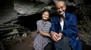 زوجان صينيان يعيشان في كهف منذ 54 عاماً !