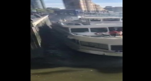 لحظة اصطدام سفينة سياحية برصيف على نهر التايمز ( فيديو )