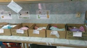 مستشفى فنزولي يحتفظ بالأطفال حديثي الولادة في صناديق كرتونية !
