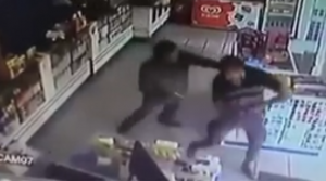 في البرازيل .. شرطيان يطلقان النار على بعضهما بعدما ظن أحدهما الآخر لصاً ! ( فيديو )