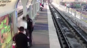 بالفيديو .. شرطي أمريكي يعتدي بالضرب المبرح على رجل مشرد