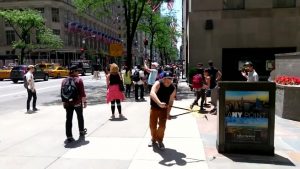 بالفيديو .. شاب يدمر عصا الـ ” سيلفي ” للسياح في نيويورك