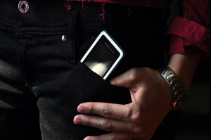 دراسة تحذر : وضع هاتف الرجل في جيب بنطاله يهدد خصوبته