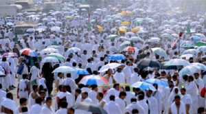 حجاج يستخدمون ” مظلة ذكية ” لتحديد موقعهم وسط الحشود