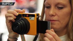 ” لايكا ” تقدم أول كاميرا تمكن من الحصول على صور فورية ( فيديو )