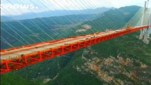 الصين تنهي بناء أعلى جسر في العالم ( فيديو )