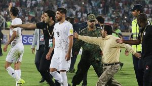 هتافات عنصرية معادية للعرب أثناء مباراة إيران و قطر ( فيديو )