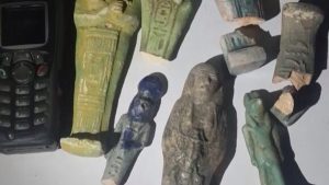 مكسيكي يعثر على تمثال ” فرعوني ” في منزله و يعيده إلى مصر