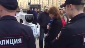 بالفيديو .. الشرطة الروسية تلقي القبض على ” روبوت ” هرب إلى الشارع