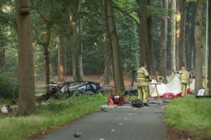 وفاة هولندي في تصادم سيارة ” تسلا ” كهربائية و عمال الإطفاء يخافون من الصعق