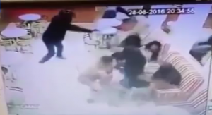 بالفيديو .. مسلح يقتل شاباً داخل مطعم في البرازيل