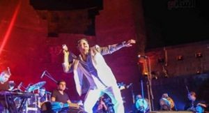الفنان المصري إيمان البحر درويش يختتم حفله الغنائي بتلاوة سورة قرآنية ! ( فيديو )