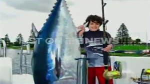 بالفيديو .. طفل أسترالي في العاشرة يصطاد ” سمكة تونا ” تزن 116 كيلو غرام