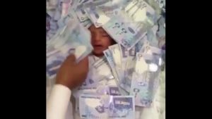 بالفيديو .. سعودي يغطي طفلاً بالمال لأنه سمي باسمه !