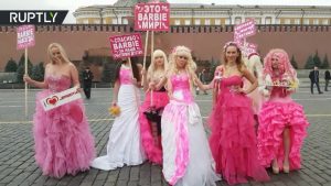 دمى ” باربي ” تتظاهر في الساحة الحمراء وسط موسكو ( فيديو )