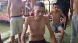 بالفيديو .. سجناء يجوعون حتى الموت في فنزويلا بسبب الأزمة الاقتصادية