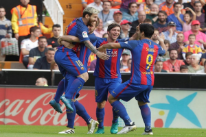 الدوري الإسباني : برشلونة و ميسي ينتزعان فوزاً بشق النفس من فالنسيا ( فيديو )