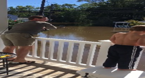 بالفيديو .. عائلة تصطاد السمك من شرفة منزلها بعد إعصار ” ماثيو “