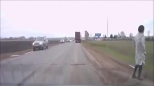 بالفيديو .. شاحنة تتجنب صدم شبح يعبر الطريق في روسيا