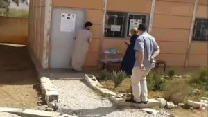 في المغرب .. رئيس مكتب تصويت يأخذ صندوق الاقتراع معه لأداء صلاة الجمعة ! ( فيديو )