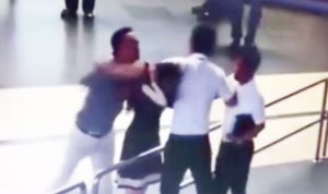 بالفيديو .. راكب يصفع موظفة شركة طيران فيتنامية بـ ” آي باد “