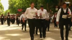 بالفيديو .. سباق لـ ” أسرع نادل ” في الأرجنتين