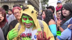 آلاف ” الزومبي ” يجتاحون العاصمة المكسيكية ! ( فيديو )