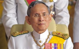 اعتادوا السجود له و لكلبته .. وفاة الملك التايلندي عن 89 عاماً ( صور )