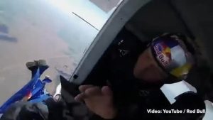 بالفيديو .. مغامر يتدلى من طائرة بعد فشله بالقفز المظلي